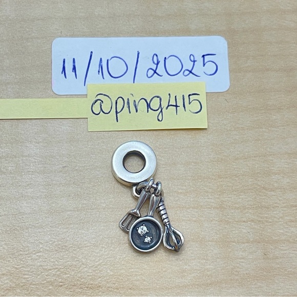 Pandora frying pan, spatula and whisk dangle - Picture 8 of 10